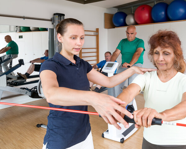 Patientin trainiert mit einer Physiotherapeutin.