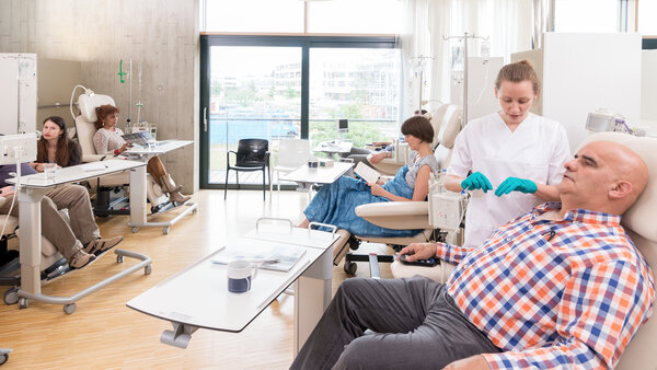 Chemotherapie, © Krebsinformationsdienst, DKFZ; Foto: Tobias Schwerdt Patienten erhalten eine ambulante Chemotherapie.