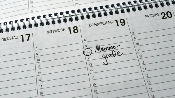 Terminkalender mit Mammografie-Eintrag , © Krebsinformationsdienst, Deutsches Krebsforschungszentrum In einem Terminkalender steht ein Termin für eine Mammografie.