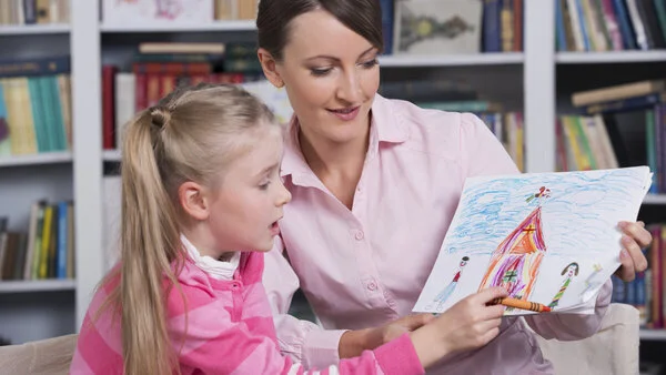 Mutter mit Tochter Mutter und Tochter schauen ein gemaltes Bild an