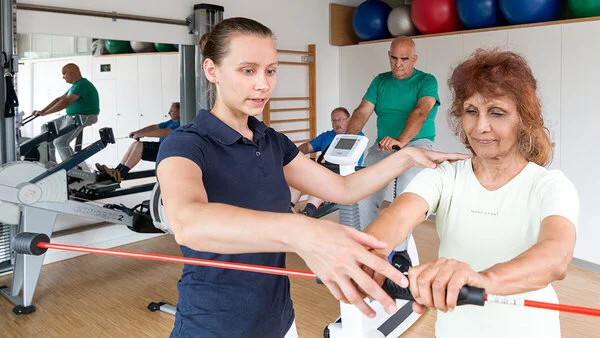 Rehabilitation, Foto: Tobias Schwerdt Krebspatientin trainiert unter Anleitung einer Physiotherapeutin ihre Beweglichkeit und Kraft.