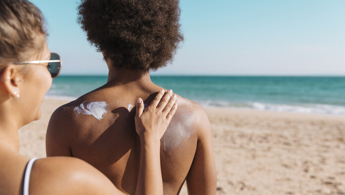Auf ausreichenden Sonnenschutz zu achten, ist auch bei Menschen mit einer dunklen Hautfarbe wichtig. So können sie sich vor Hautschäden durch intensive UV-Strahlung schützen.