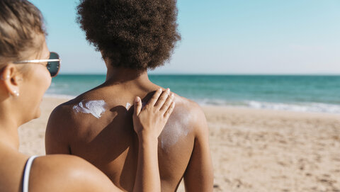 Auf ausreichenden Sonnenschutz zu achten, ist auch bei Menschen mit einer dunklen Hautfarbe wichtig. So können sie sich vor Hautschäden durch intensive UV-Strahlung schützen.