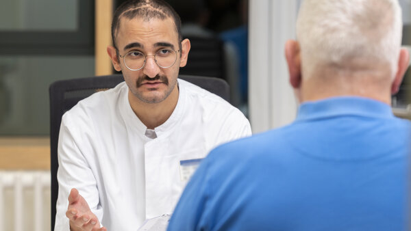 Ein Arzt erklärt einem Patienten etwas.