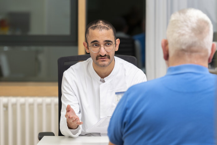 Ein Arzt erklärt einem Patienten etwas.