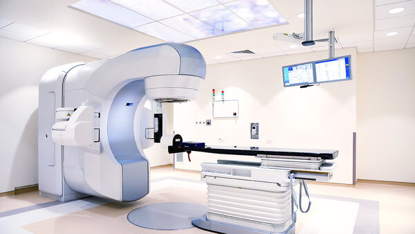 Linearbeschleuniger zur Strahlentherapie Untersuchungsraum mit elektrischer Untersuchungsliege und Linearbeschleuniger zur Strahlentherapie.