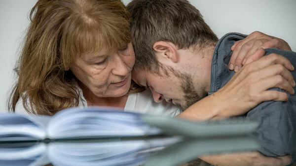 Mutter tröstet Sohn, © Krebsinformationsdienst, DKFZ; Foto: Tobias Schwerdt Eine Mutter nimmt ihren ängstlichen Sohn in die Arme.
