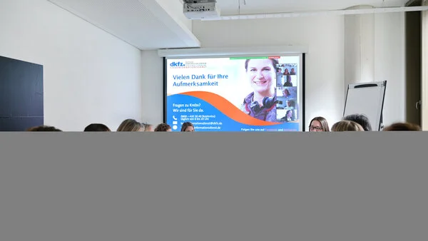 Teammeeting beim Krebsinformationsdienst, © Krebsinformationsdienst, DKFZ; Foto: Klaus Landry Mitarbeiterinnen des Krebsinformationsdienstes sitzen an einem Besprechungstisch und tauschen sich miteinander aus.
