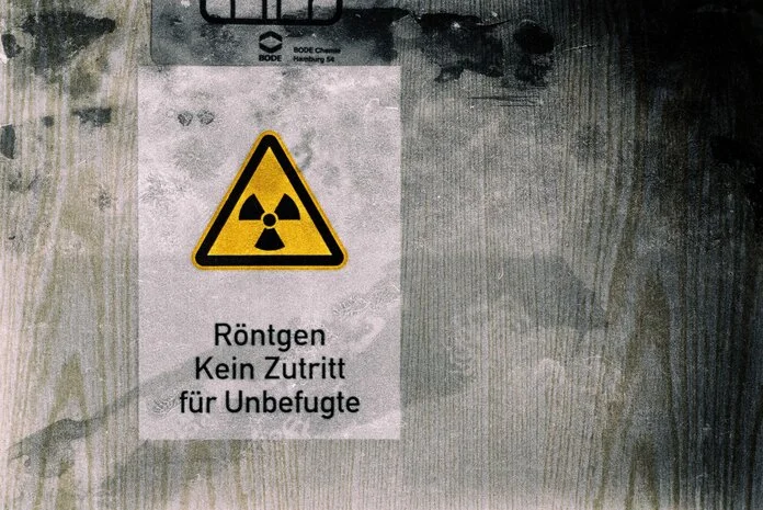 Warnung vor Strahlung, © Denny Müller, Unsplash Warnschild und Text "Röntgen: Kein Zutritt für Unbefugte"