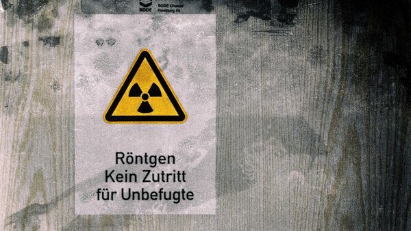 Warnschild und Text "Röntgen: Kein Zutritt für Unbefugte"