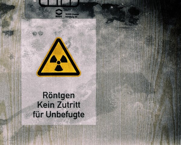 Warnschild und Text "Röntgen: Kein Zutritt für Unbefugte"