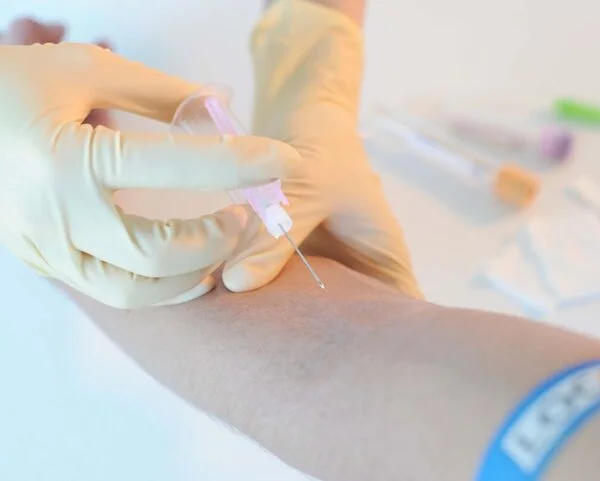 Blutabnahme, Bild: Tobias Schwerdt © Krebsinformationsdienst, DKFZ Blut abnehmen am Arm.