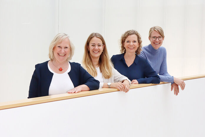 Mitarbeiterinnen von Kommunikation und Outreach, © Krebsinformationsdienst, DKFZ Gruppenbild der 4 Mitarbeiterinnen von Kommunikation und Outreach des Krebsinformationsdienstes.