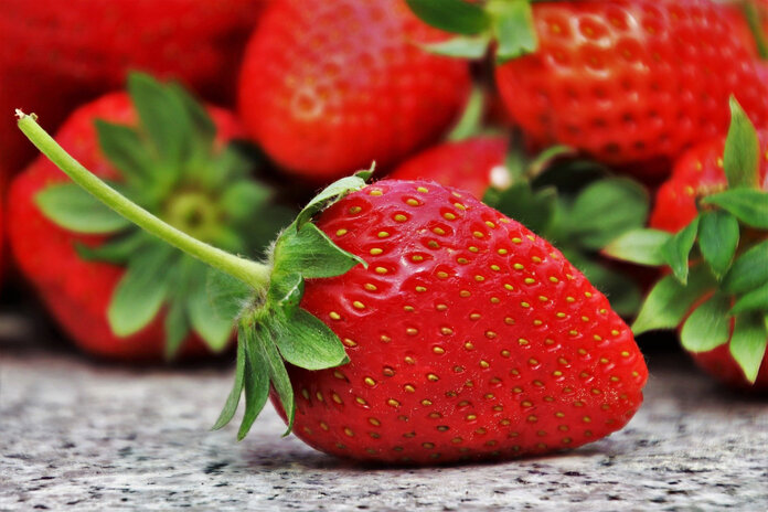 Erdbeeren auf einem Tisch.