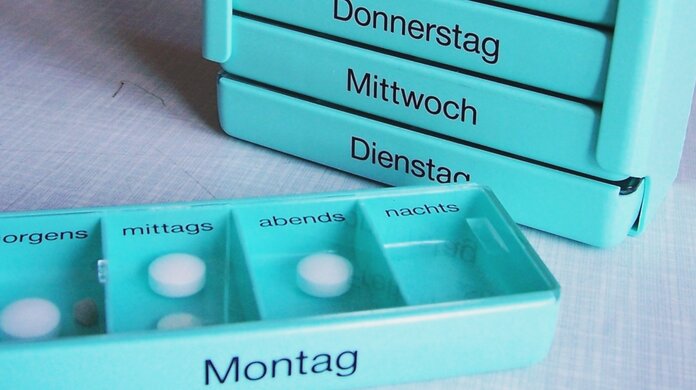 Tabletten liegen in einer Dosierhilfe