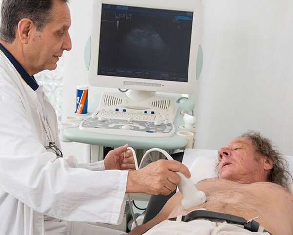 Mann erhält eine Ultraschalluntersuchung des Bauchraumes durch einen Arzt. Foto: Tobias Schwerdt