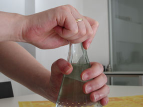Schwierigkeiten beim Öffnen einer Wasserflasche © Krebsinformationsdienst, Deutsches Krebsforschungszentrum