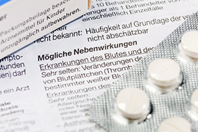 Tabletten-Blister auf einem Beipackzettel.