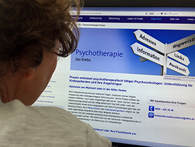Frau sucht online nach Psychoonkologen © Krebsinformationsdienst, Deutsches Krebsforschungszentrum